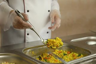 Nová vyhláška od září zakáže to, na co byly děti ve školních jídelnách roky zvyklé. Rodiče i kuchařky rozdělila na dva tábory